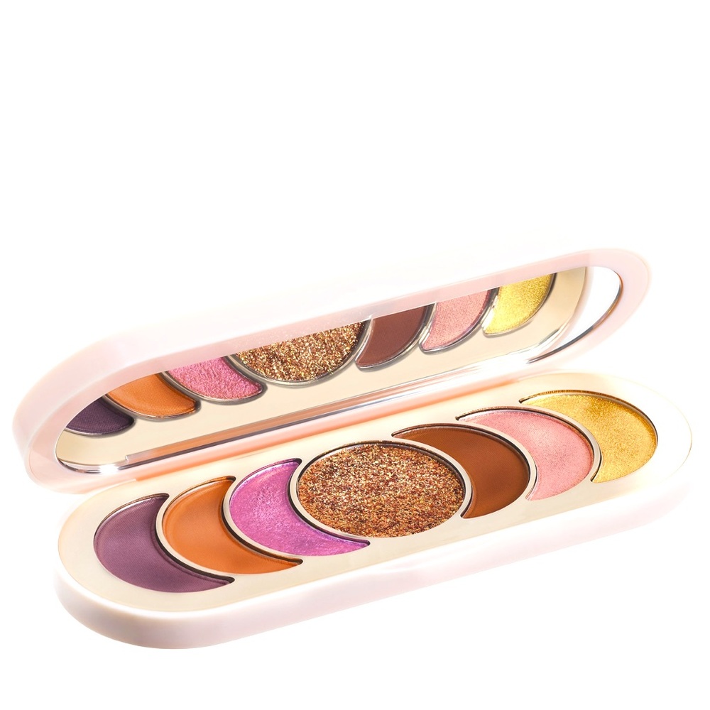 Inspired by Selena’s journey of self-discovery, this eyeshadow palette